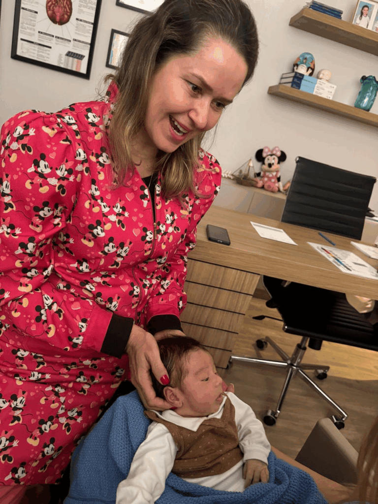 osteopata tratando um bebê